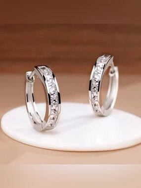 Silver Hoops
925 Sterling Silver Hoop Earrings    ~NEW~
-Makes a Great Gift